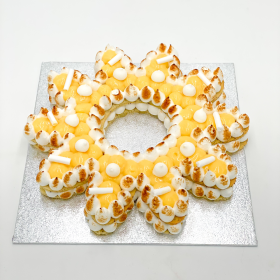 gâteau fleurs pétales citron meringue anniversaire fête évènement réception traiteur sucré buffet