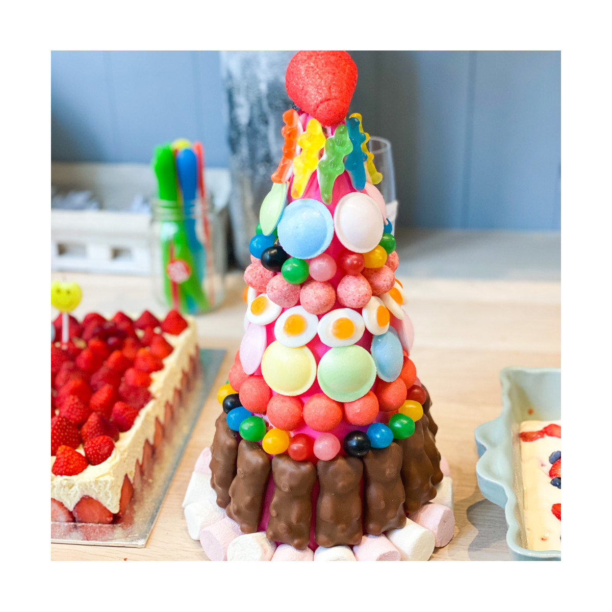 Gâteaux anniversaire en bonbons - Gâteaux de bonbons. Compositions