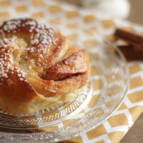 gâteau suédois tradition spécialité suède pâtisserie kanelbullar cannelle brioche