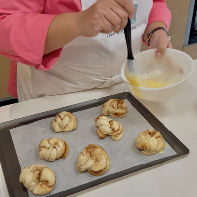 Kanelbullar en préparation 